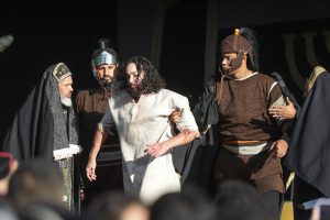 Fé e emoção marcam encenação da Paixão de Cristo, no Morro da Capelinha