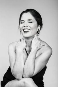 Cantora brasiliense Andréa Aiko lança “Uma História de Amor” e “Daquele Jeito”