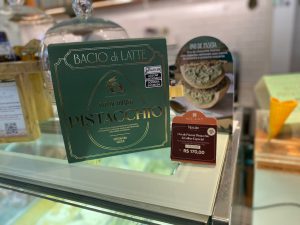Variedade de produtos para a Páscoa nas vitrines do Conjunto Nacional