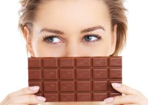 Chocolate dá espinha: mito ou verdade? – Dra Amália Coutinho esclarece