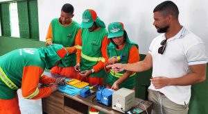 Garis do DF fazem curso de conserto de celular para incrementar renda
