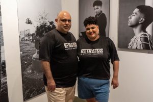 Alunos da rede pública expõem fotos de projeto da escola sobre identidade cultural