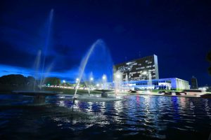 Palácio do Buriti e Torre de TV recebem iluminação especial do Abril Azul