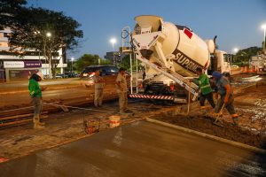 Trabalhadores estendem horário para acelerar obra na W3 Sul