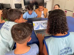 Crianças de escola pública do DF visitam exposição Brasília no Metaverso