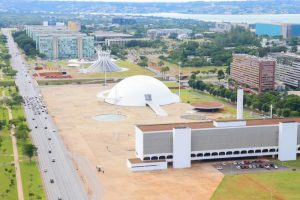 Jovem autista lança livro na Biblioteca Nacional de Brasília nesta segunda (8)