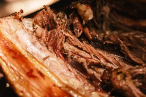 Brasília ganha de presente de aniversário costelão assado na parrilla no Assados do Fred