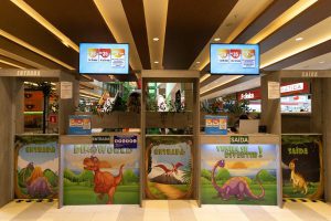Parque com brinquedos temáticos de dinossauros seguem na Praça Central Conjunto Nacional