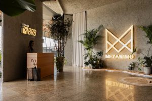 Mezanino da Torre de TV anuncia Réveillon temático “Uma Viagem aos Anos 90” com menu exclusivo e vista privilegiada