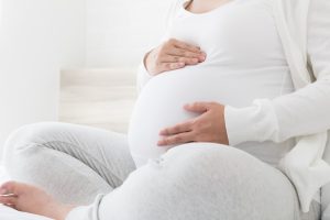Dia das mães: prevenção de problemas dermatológicos e cuidados com a circulação das pernas na gestação