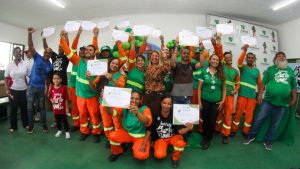 Garis do DF recebem certificado de conclusão de Curso de Conserto de Celular