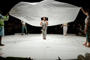 Eixo Cultural Ibero-americano recebe espetáculo circense ‘23 fragmentos desses últimos dias’