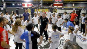 Atletas mirins dos centros olímpicos visitam octógono do Jungle Fight 126