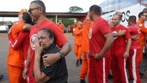 Bombeiros do DF que atuaram em missão humanitária no RS retornam a Brasília