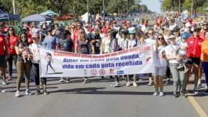 Caminhada no Eixão do Lazer incentiva a doação de leite materno