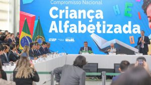 DF firma compromisso nacional de meta de alfabetização até 2030