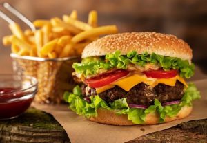13,7 milhões de brasileiros consomem fast food: no dia mundial do hamburguer, confira as dicas de como deixar o lanche predileto mais saudável