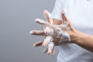 Colaboradores do HBDF promovem ação divertida para conscientizar sobre a importância da higienização das mãos