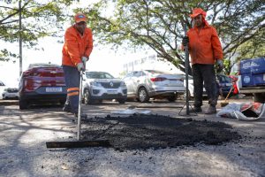 Nova massa asfáltica garante reparos mais rápidos e eficientes em vias do DF