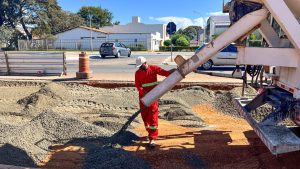 Concretagem da faixa de ônibus na W3 Sul chega à quadra 511