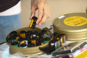 Em sua 5a edição, a feira “Filme Queimado” de fotografia analógica ocupa a Biblioteca Nacional