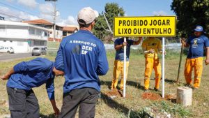 GDF intensifica combate ao descarte irregular de lixo com novas placas de sinalização