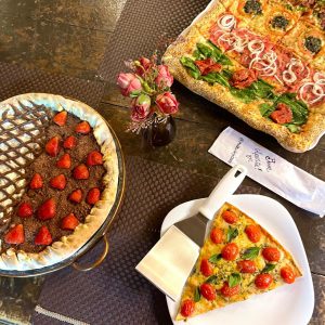 Pizzaria Pedaço de Pizza apresenta pedaços de pizza a partir de R$ 5,00.