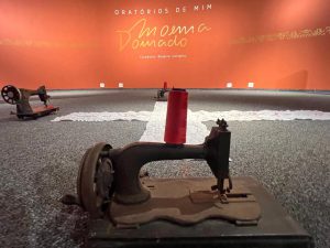 Últimos dias para conferir a exposição Oratórios de Mim