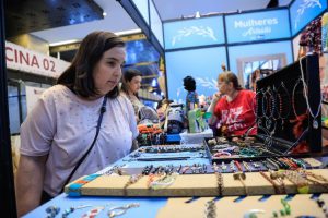 Mulheres artesãs participam de feira gaúcha no Parque da Cidade