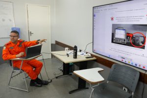 Bombeiros dão dicas para carregar celular no carro de forma segura