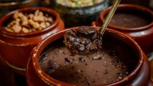 Complexo Fora do Eixo terá feijoada à vontade com música ao vivo às sextas
