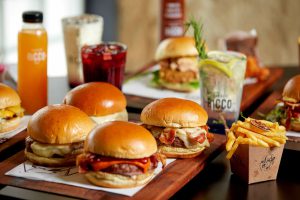 Ricco Burger comemora sete anos com ação social em parceria com a associação Ame Mulheres Esquecidas e a Keep Sweet