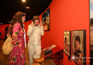 CCBB Brasília recebe deficientes visuais e auditivos para visita à exposição Hiromi Nagakura até a Amazônia, com Ailton Krenak