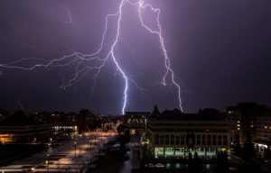 Tecnologia contribui para reduzir impactos de raios na rede elétrica do DF