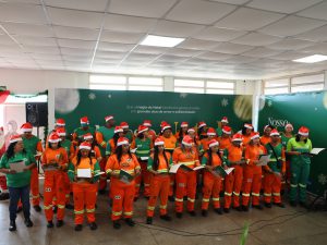 Coral dos Garis embala clima de Natal no Venâncio Shopping