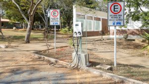Uso de carros elétricos é incentivado com a instalação de novos pontos de recarga