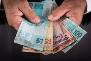 Segunda parcela do 13º salário tem prazo até 20 de dezembro: mestre em Ciências Contábeis orienta sobre uso consciente do valor