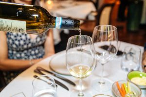Adeus 2024: vinhos de Portugal e Espanha marcam última Confraria JK do ano no Piselli Brasília