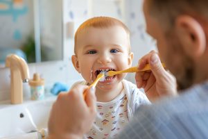Bebês precisam escovar os dentes? Entenda!
