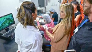 Celina Leão visita centro logístico e conhece projeto de verticalização do IgesDF
