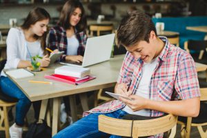 Sancionada nova lei que restringe o uso de celulares em escolas para alunos da educação infantil, fundamental e médio