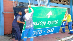 Conheça o processo por trás da confecção das placas que orientam e dão identidade à capital federal