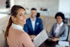 70% dos profissionais buscam progressão de carreira no trabalho, aponta relatório da Randstad Brasil
