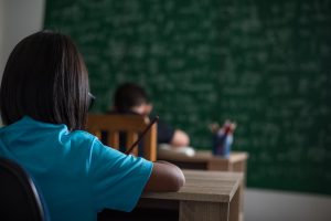 Mudou seu filho de escola? Veja como apoiá-lo nessa nova fase de construção de novas amizades