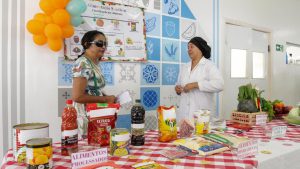 Frequentadores dos restaurantes comunitários aprendem sobre a importância de evitar alimentos industrializados