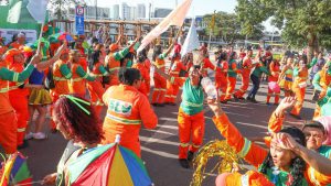 Garis trocam vassouras por adereços carnavalescos e samba no pé
