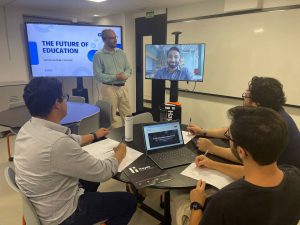 Robô conecta estudantes a professores internacionais em Brasília