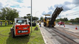 Fresagem prepara DF-009, no Lago Norte, para receber asfalto novo