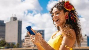 Alô, foliões: atenção redobrada ao furto de celulares nesse Carnaval