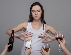 Especialista alerta sobre os riscos do consumo no Dia Nacional de Combate às Drogas e ao Alcoolismo